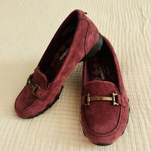 Skechers Bikers Suede, slip on burgundy loafers.